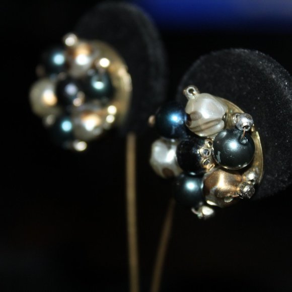 Vintage Clip Back black and white pearl earrings, stamped HONG KONG (Used Item) - Picture 3 of 6